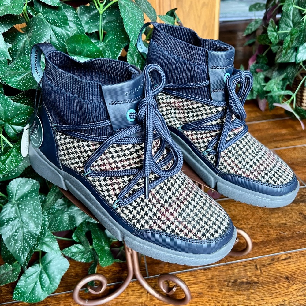 FINAL PRICE DROP $10: NWT, Rockport Women’s Bungee Bootie 
Size: Women’s 6.5